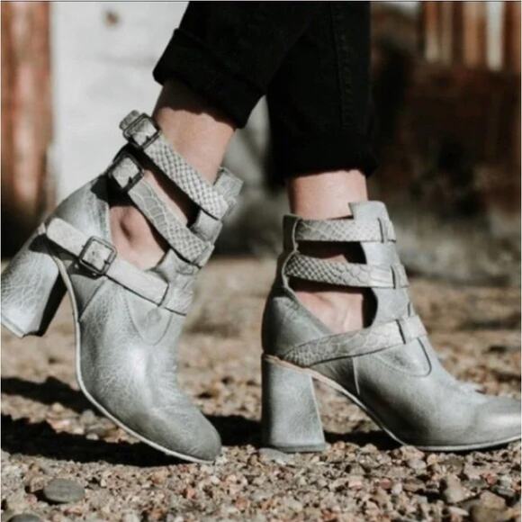 Freebird by Steven 8 gray snakeskin teddy booties - Picture 1 of 6